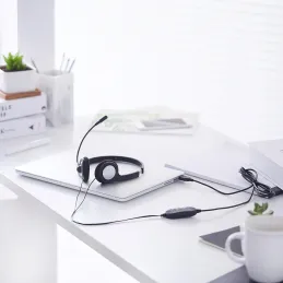 Auriculares USB Amazon Basics con micrófono y función de silencio