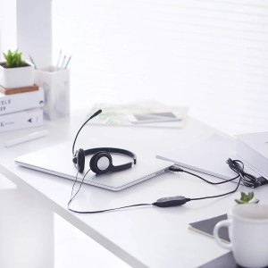 Auriculares USB Amazon Basics con micrófono y función de silencio